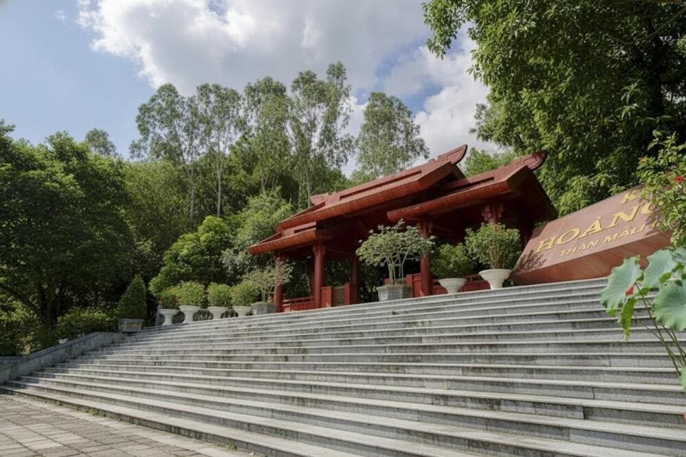 Khu mộ bà Hoàng Thị Loan - mẹ của Bác Hồ.